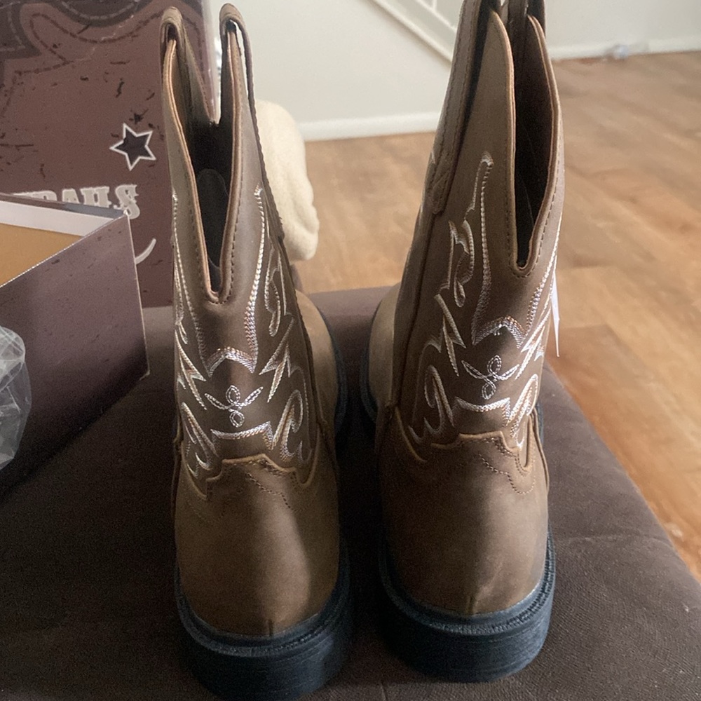 Boots - Picture 4 of 8